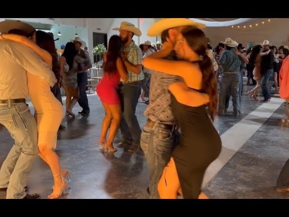 Quiero asistir a ese baile dijo la hermosa María