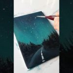 Gabriel observa el cielo nocturno a través de un telescopio