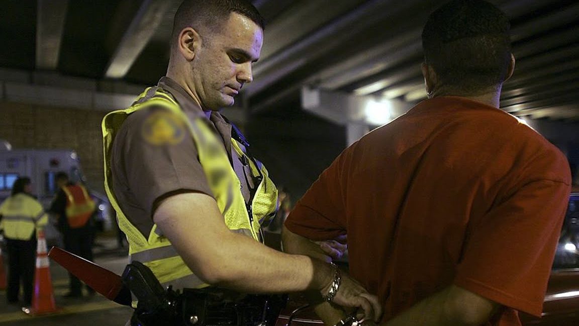 Conducir bajo la influencia de bebidas alcohólicas es delito