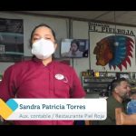 Cooperar con esfuerzo para que otro consiga hacer algo