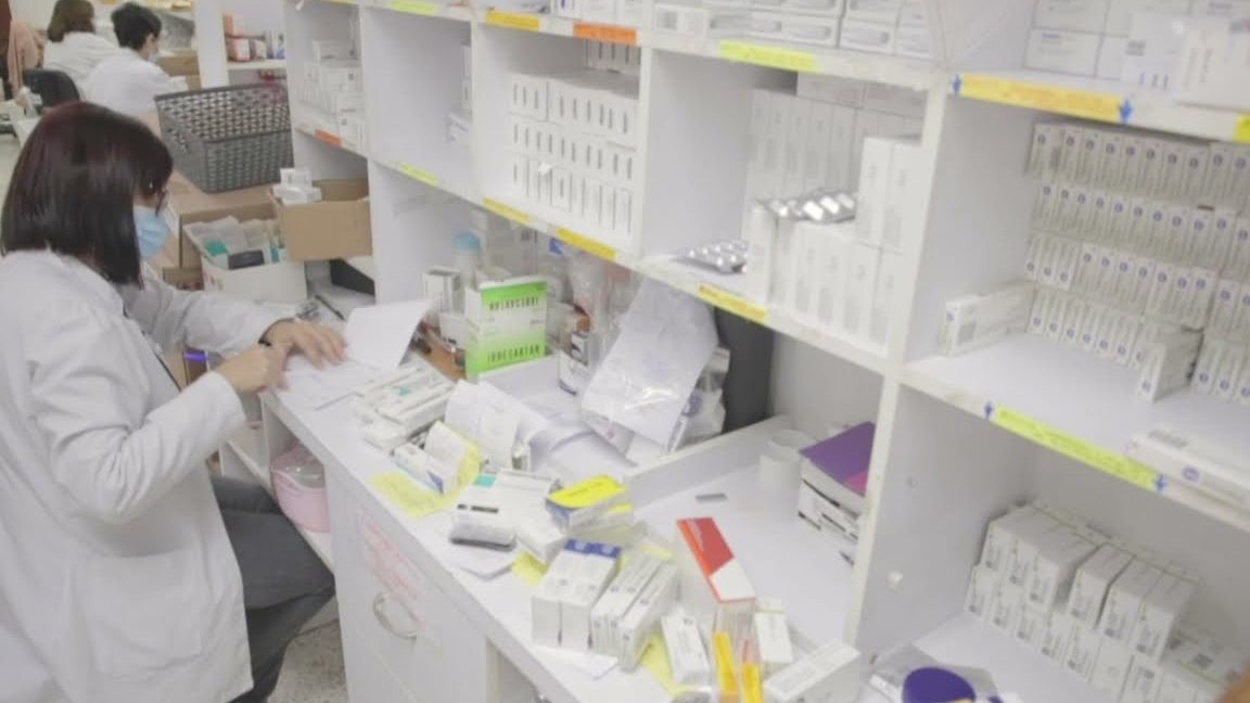 Recoger medicamentos en la farmacia del hospital