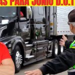 Una autoridad inspecciona las tropas a su cargo