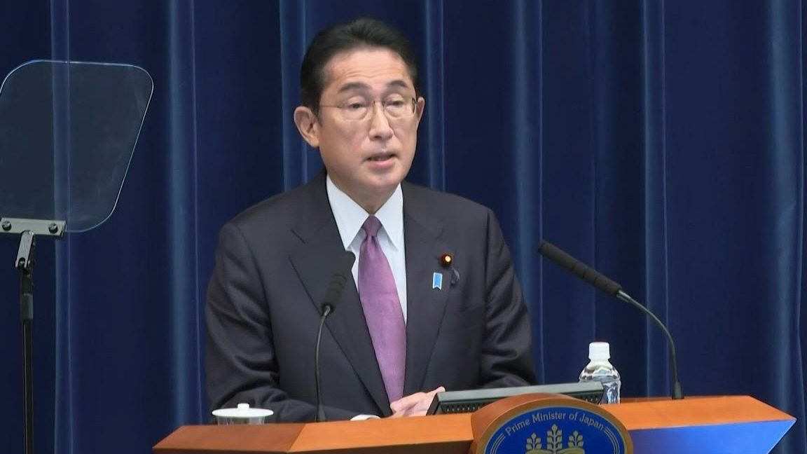 Dirigir la política de defensa y ejercer respecto de las fuerzas armadas