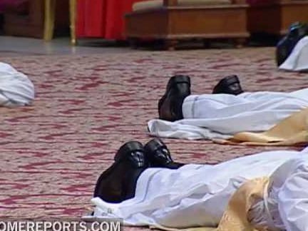 Conferir el sacerdocio y ordenar a un oficio