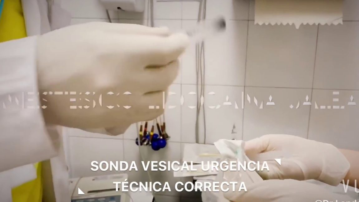 Colaborar en los cuidados del sondaje vesical es parte del área de intervención en la primera