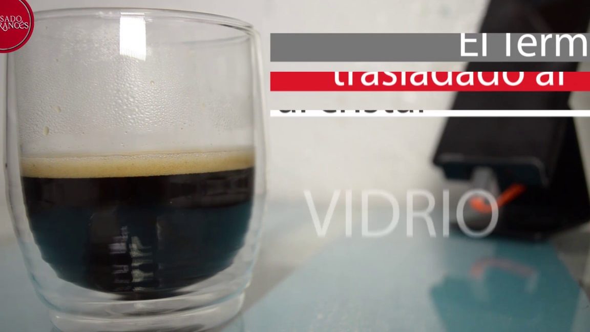 Apoyar un vaso en la pared